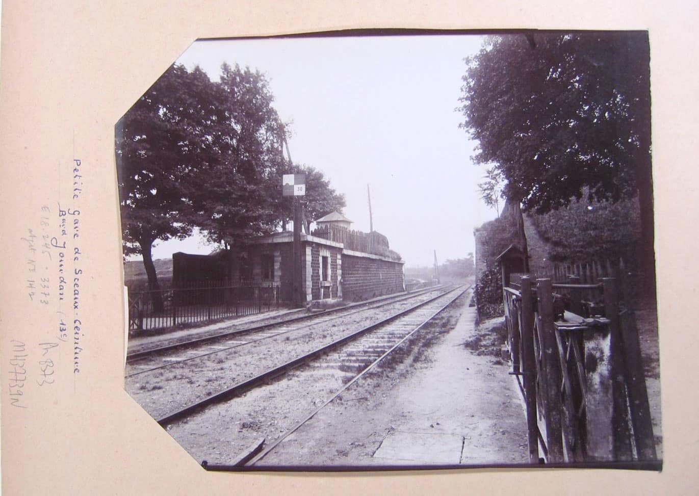 Petite gare de Sceaux, Petite ceinture sur le boulevard Jourdan, XIVe arrondissement, par Eugène Atget